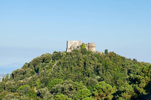 Le rovine del Castello Aghinolfi viste da vicino, Montignoso