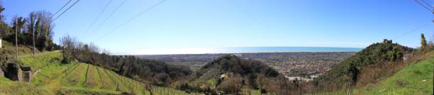 Panorama panoramico su Montignoso tra le colline e il mare
