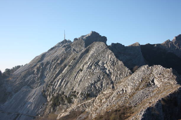 Le cime rocciose delle Alpi Apuane sopra Montignoso