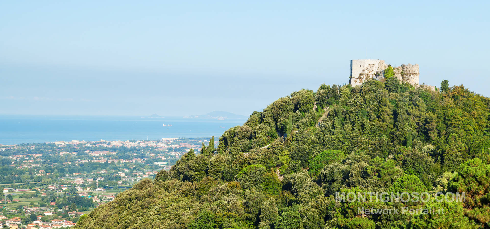Il Castello Aghinolfi sopra Montignoso con le Alpi Apuane sullo sfondo